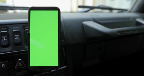 Smartphone dengan layar hijau di dalam mobil — Stok Video