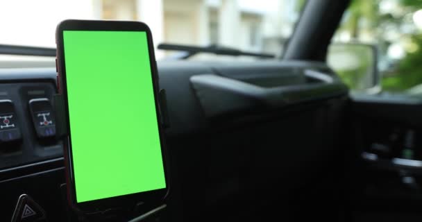 Smartphone mit grünem Bildschirm im Auto — Stockvideo
