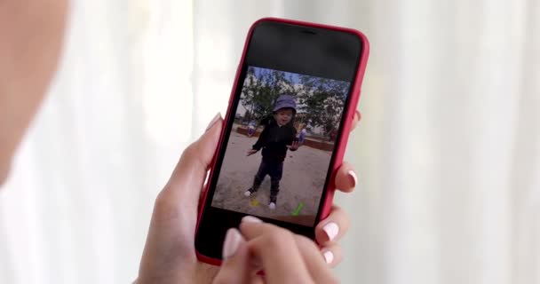 Frauenhand mit Smartphone mit Kinderbild — Stockvideo