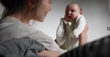 Yeni doğan bebekle oynarken annesi