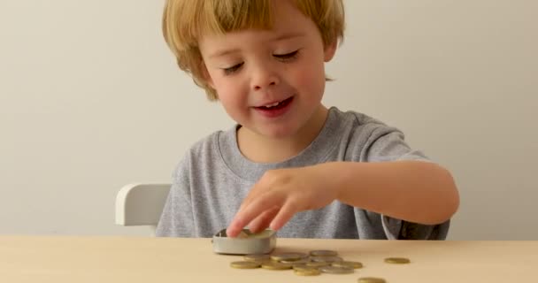 Dzieci z oszczędzaniem pieniędzy na edukację — Wideo stockowe