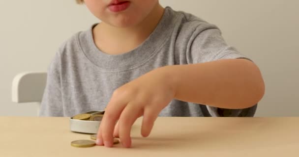 Niños con ahorro de dinero para la educación — Vídeo de stock