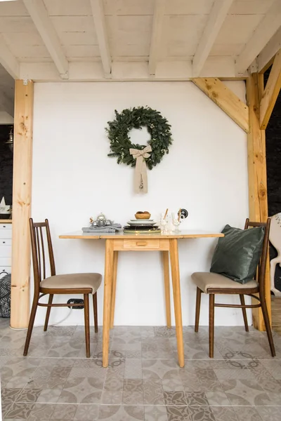 Feestelijke eenvoudige tafel en stoelen in de woonkamer — Stockfoto