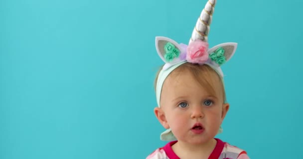 Drôle licorne petite fille sur fond bleu — Video