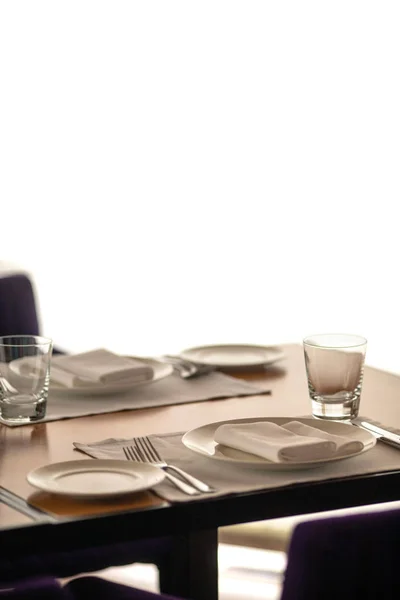 Krzesła i stół gotowy do serwowania posiłków — Zdjęcie stockowe