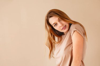 Genç kadın baş eğme