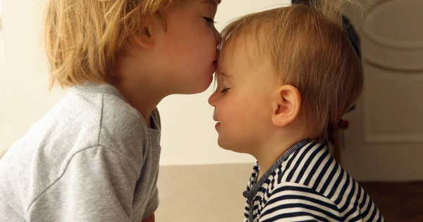 Babygirl e babyboy beijando — Fotografia de Stock