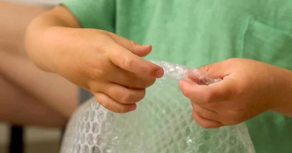 子供の手は、泡の泡ポリエチレン — ストック写真