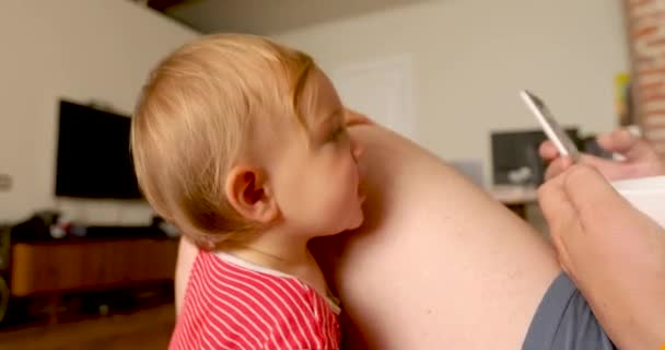 Baby versucht, die Aufmerksamkeit der Eltern auf sich zu ziehen — Stockvideo