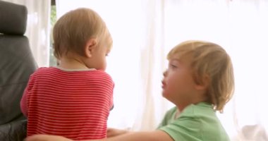 Beyaz arka planda oynayan kardeş eblaya sarılan kardeş