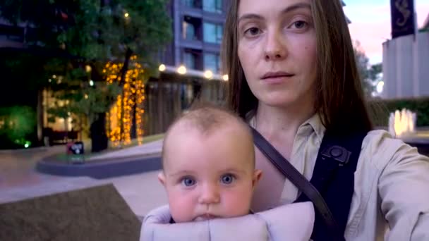 Femme avec bébé prenant selfie dans la rue — Video