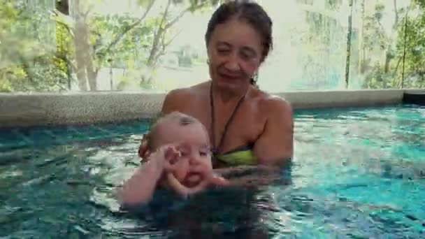 Avó nadando com bebê na piscina — Vídeo de Stock