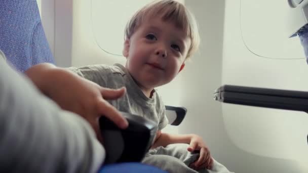 Komik çocuk uçakta oturan — Stok video