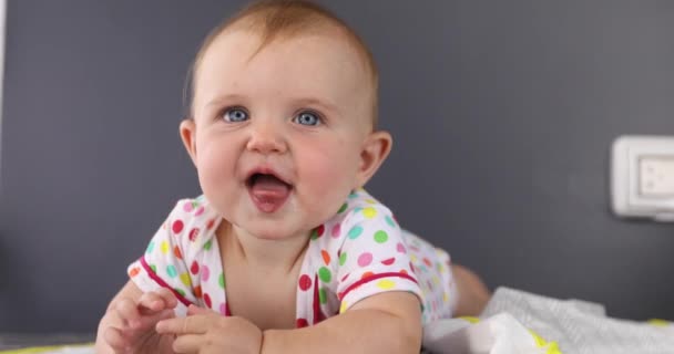 Ekose üzerinde eğlenceli grimacing bebek — Stok video