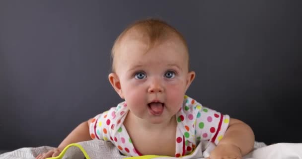 격자 무늬에 장난 눈살을 찌푸리게 아기 — 비디오