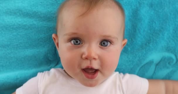 Bébé mignon couché sur la serviette — Video