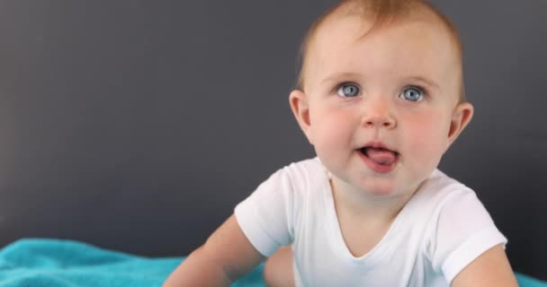Грайливий усміхнений дитина на плоскій — стокове відео