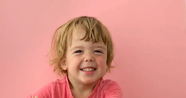 Criança adorável sorrindo para a câmera — Fotografia de Stock