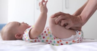 Yüzsüz ebeveyn bebek için masaj yapma