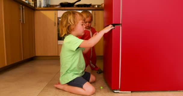 Dzieci bawiące się w kuchni — Wideo stockowe