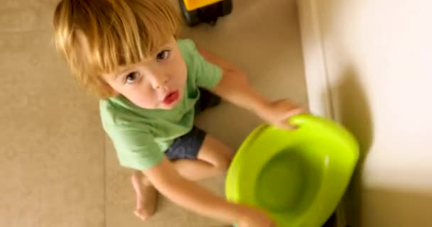 Niño con niños orinal — Vídeo de stock