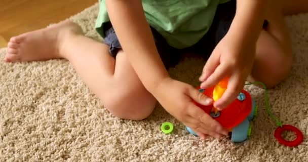 Criança brincando com brinquedo — Vídeo de Stock