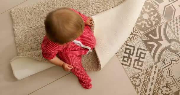 Bebê sentado no tapete — Vídeo de Stock