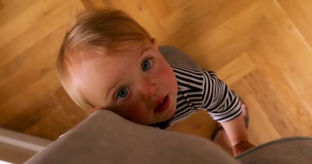 Mignon enfant avec de gros yeux debout sur les jambes tenant sur le parent — Video