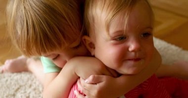 Evde kardeşe sarılan çocuk