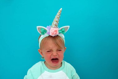 Ağlayan Bebek içinde Unicorn kostüm