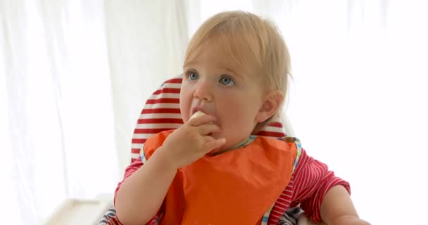 Bebé hambriento comiendo un plátano — Vídeos de Stock