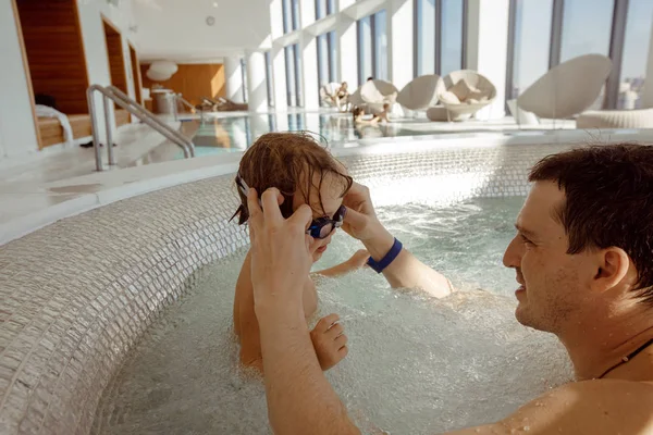 Padre e hijo en la piscina — Foto de Stock