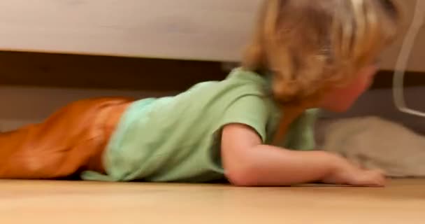 Kleiner Junge unter dem Bett — Stockvideo