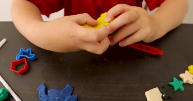 Hamuru ile oynayan çocuk