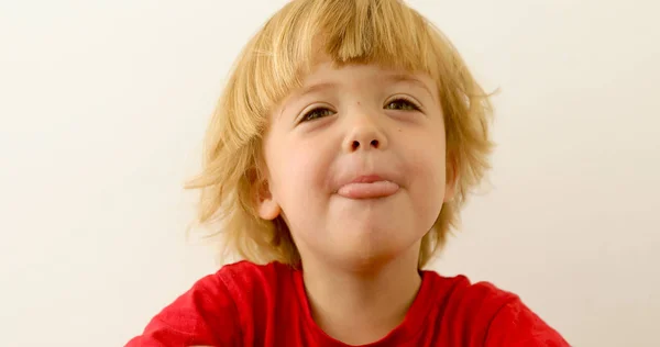 Niño juguetón mostrando lengua —  Fotos de Stock