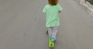 Yolda parlak scooter sürme aktif çocuk