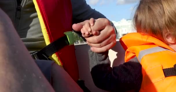 Niño sosteniendo hombre a mano — Vídeo de stock