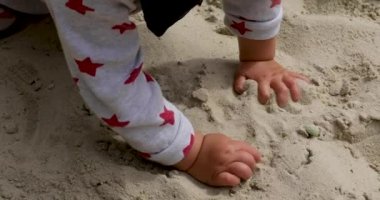 kum havuzunda oynayan çocuk