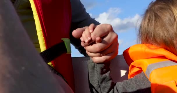 Kind Holding man met de hand — Stockvideo