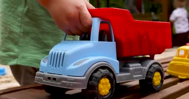 Enfant jouant avec camion jouet — Video