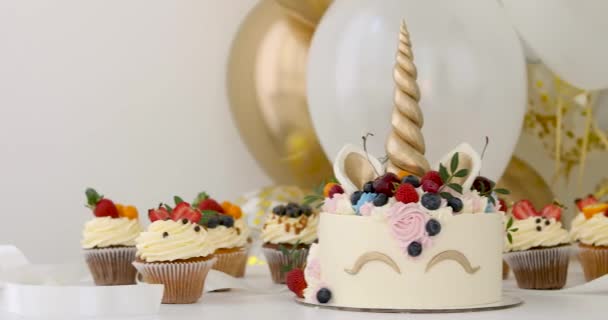 Close up de meninas mesa de festa de aniversário com bolo de unicórnio — Vídeo de Stock
