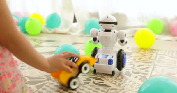 Divertido pequeño robot bailando delante del niño — Vídeo de stock