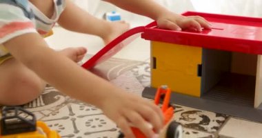 Ahşap oyuncak arabalar ile kırpma çocuk oyunu