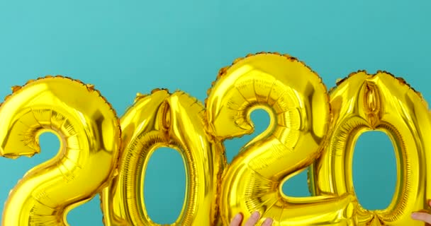 Gold foil number 2020 celebration balloon — Stock Video