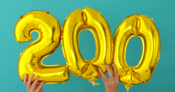 Gold foil number 200 celebration balloon — Stock Video