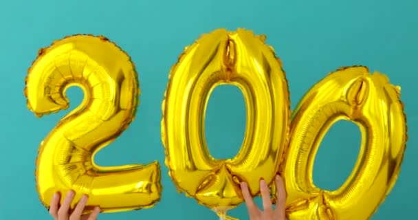 Gold foil number 200 celebration balloon — Stock Video