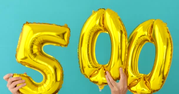 Gold foil number 500 celebration balloon — Stock Video