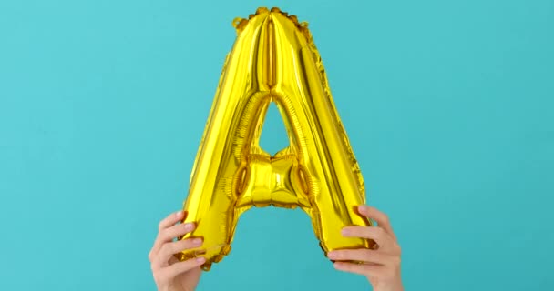 Gold foil letter A celebration balloon — Stock Video