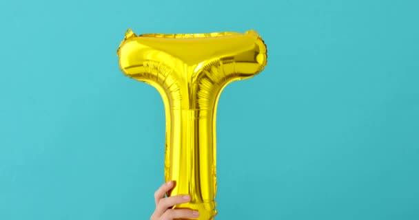 Gold foil letter T celebration balloon — Stock Video