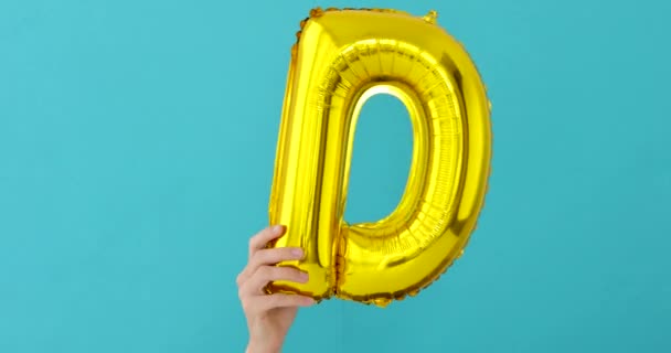 Goud folie letter D viering ballon — Stockvideo
